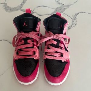 Jordan 1 Coral Chalk.